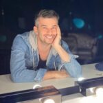 Onur Özaydın Instagram - Profesyonel olarak tiyatro sahnesine adım atalı seneye yirmi yıl olacak. Bir saat sonra yine sahnedeyim. Tüm hazırlıklar bitince kulise geldim, oturdum aynanın karşısına. Bir huzur ki, sarmış kalbimi, bas bas bağırıyor. Sonra birden, “Neden “Güzellikler Evi” dendiğini şimdi anladın mı? diye bir bakış atıyor aynadaki. On dokuz yıl sonra bir aydınlanma yaşıyorum. Burada kötüye yer yok. Çirkinliğe yer yok. Sonra, bir fotoğrafı olsun istiyorum bu ânın. Ben gülüyorum, Kürşad çekiyor.