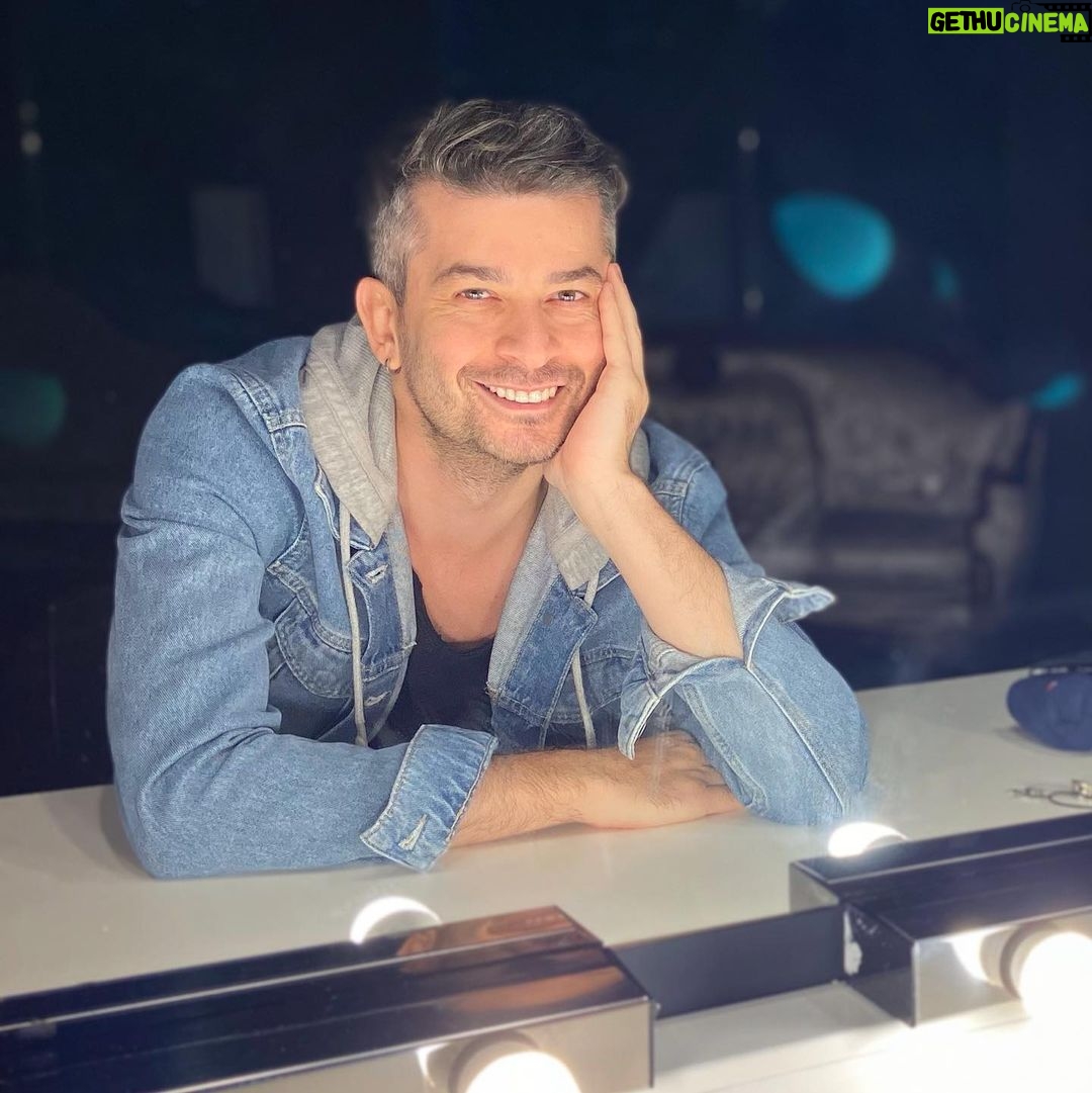 Onur Özaydın - 1.2K Likes - Profesyonel olarak tiyatro sahnesine adım atalı seneye yirmi yıl olacak. Bir saat sonra yine sahnedeyim. Tüm hazırlıklar bitince kulise geldim, oturdum aynanın karşısına. Bir huzur ki, sarmış kalbimi, bas bas bağırıyor. Sonra birden, “Neden “Güzellikler Evi” dendiğini şimdi anladın mı? diye bir bakış atıyor aynadaki. On dokuz yıl sonra bir aydınlanma yaşıyorum. Burada kötüye yer yok. Çirkinliğe yer yok. Sonra, bir fotoğrafı olsun istiyorum bu ânın. Ben gülüyorum, Kürşad çekiyor.