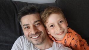 Onur Özaydın Instagram - Ona baktığımda, şu hayatta çözülemeyecek hiçbir şey yokmuş gibi geliyor. Ya da başka bir deyişle, ondan önemli hiçbir şey yokmuş gibi.