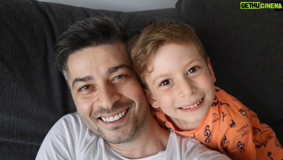 Onur Özaydın - 2.1K Likes - Ona baktığımda, şu hayatta çözülemeyecek hiçbir şey yokmuş gibi geliyor. Ya da başka bir deyişle, ondan önemli hiçbir şey yokmuş gibi.