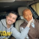 Onur Özaydın Instagram - Tanıyanlarınız vardır elbet, Mithat Dede♥️ 85 yaşında dünyaya gelir gelmez kendini pandemi belasının içinde buldu. Yine de yılmadı. Yaşama sevincini kaybetmedi. Nice kış günleri, buz gibi apartman depolarında yalnız başına oturdu, gık demedi. Hayatımda her şey hızla değişirken o hep aynı kaldı. Orada olduğunu, yanımda olduğunu bilmenin tadı bambaşka. Şimdi yine kavuşma zamanı. 3 Ağustos 21.00’de, bu kez açık havada, Özgürlük Parkı Tepe Sahne’de olacak. Yanı başımda. Yamaç Ulaş’ın dediği gibi; “Başımıza ne gelirse gelsin, hayat her şeye rağmen yaşamaya değer.” SIFIR TELAŞ’ta görüşmek üzere🎭 Biletler profilimde🎭👋 #sıfırtelaş @tiyatroperest_