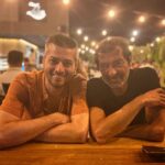 Onur Özaydın Instagram - Uğur abiyle, mekanı Kaş’ta buluştuk😎 Ne güzel insan ya:) İyi ki beraber çalışıyoruz. Bırakmam artık. Çıraklar ustaları bırakmamalı zaten.