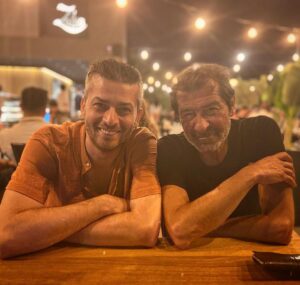Onur Özaydın Instagram - Uğur abiyle, mekanı Kaş’ta buluştuk😎 Ne güzel insan ya:) İyi ki beraber çalışıyoruz. Bırakmam artık. Çıraklar ustaları bırakmamalı zaten.