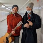 Onur Özaydın Instagram - Berlin metrosunda “Beatles” ve “Bulutsuz Özlemi” çalarken, yeri geldi “Back Vokal” yaptı, yeri geldi gaz verdi:) Kazandığımız 15 Euro’yu, sarhoş Bulgar kadına vermesi dışında hiçbir sorun yok. Seni seviyorum adamım, canım ciğerim @onererkanresmi 📸 by @alpgiraymugurlu (Mekanın asıl sahibi🍺 ) Berlin, Germany