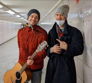 Onur Özaydın Instagram - Berlin metrosunda “Beatles” ve “Bulutsuz Özlemi” çalarken, yeri geldi “Back Vokal” yaptı, yeri geldi gaz verdi:) Kazandığımız 15 Euro’yu, sarhoş Bulgar kadına vermesi dışında hiçbir sorun yok. Seni seviyorum adamım, canım ciğerim @onererkanresmi 

📸 by @alpgiraymugurlu (Mekanın asıl sahibi🍺 )