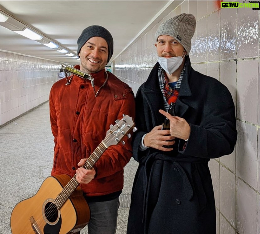 Onur Özaydın Instagram - Berlin metrosunda “Beatles” ve “Bulutsuz Özlemi” çalarken, yeri geldi “Back Vokal” yaptı, yeri geldi gaz verdi:) Kazandığımız 15 Euro’yu, sarhoş Bulgar kadına vermesi dışında hiçbir sorun yok. Seni seviyorum adamım, canım ciğerim @onererkanresmi 📸 by @alpgiraymugurlu (Mekanın asıl sahibi🍺 ) Berlin, Germany