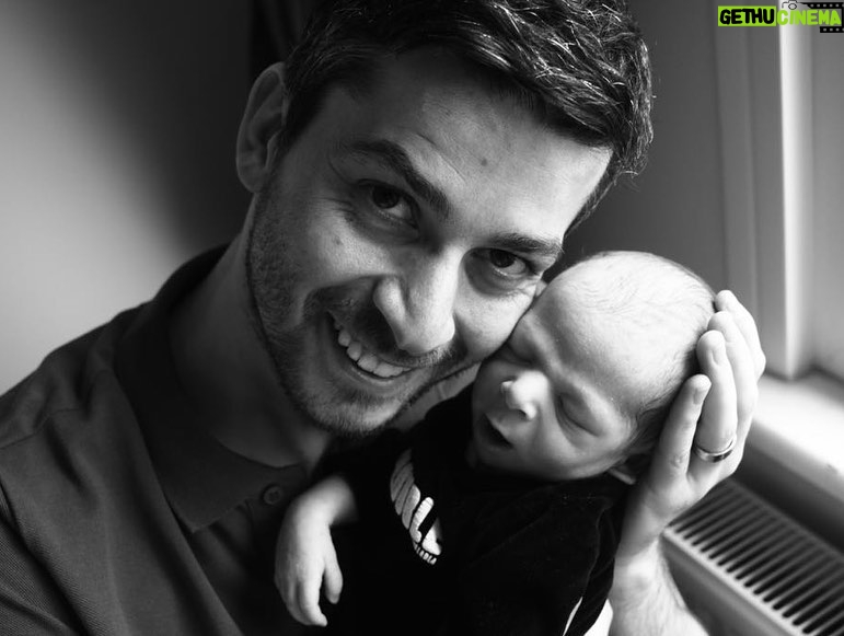 Onur Özaydın - 2K Likes - Birinin babası, diğerinin oğlu olmakla karşı koyuyorum her şeye.