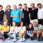 Onur Özaydın Instagram - BİTİYOR😳 Dört yılın ardından bu akşam oynayacağımız son oyunla Kral Lear’a veda ediyoruz. Müthiş bir yolculuktu benim için. Dört mevsim tablosunun her bir karesini ayrı ayrı yaşadık bu serüvende. Başta @oyunatolyesi ‘ne , Haluk abiye, canımız yönetmenimiz @mhrrmzcn ‘a ve sahnede beraber ter döküp, turnelerde doyasıya kahkahalar attığımız tüm yol arkadaşlarıma her bir ân için teşekkür ederim🙏 Yeni yolculuklarda buluşmak üzere♥️ Şekspir’in de dediği gibi; “Sonra Haluk niye sinirli!” #krallear 📸@amuratarik