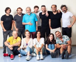 Onur Özaydın Instagram - BİTİYOR😳 Dört yılın ardından bu akşam oynayacağımız son oyunla Kral Lear’a veda ediyoruz. Müthiş bir yolculuktu benim için. Dört mevsim tablosunun her bir karesini ayrı ayrı yaşadık bu serüvende. Başta @oyunatolyesi ‘ne , Haluk abiye, canımız yönetmenimiz  @mhrrmzcn ‘a ve  sahnede beraber ter döküp, turnelerde doyasıya kahkahalar attığımız tüm yol arkadaşlarıma her bir ân için teşekkür ederim🙏 Yeni yolculuklarda buluşmak üzere♥️ Şekspir’in de dediği gibi; “Sonra Haluk niye sinirli!” #krallear 

📸@amuratarik