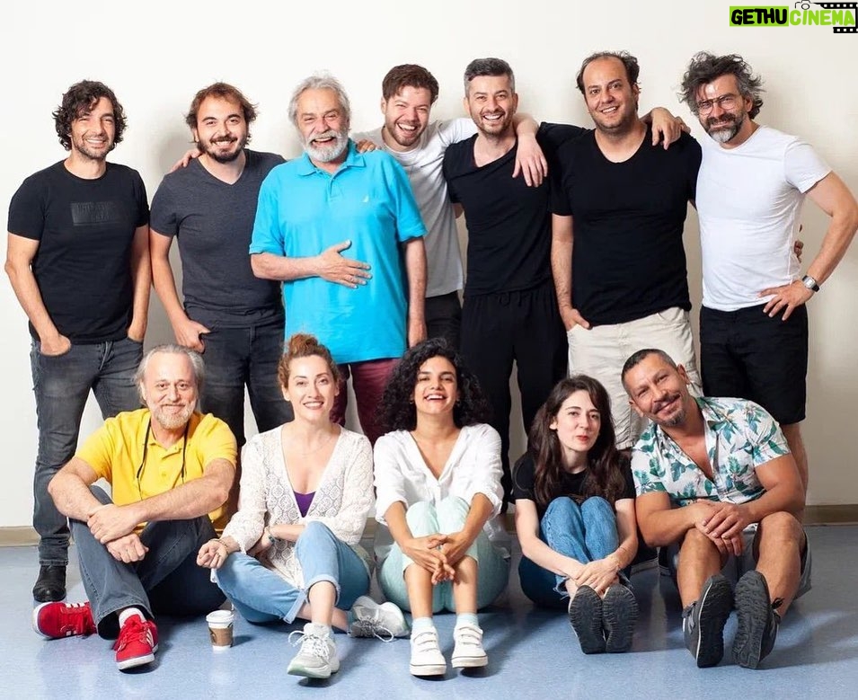 Onur Özaydın - 1.2K Likes - BİTİYOR😳 Dört yılın ardından bu akşam oynayacağımız son oyunla Kral Lear’a veda ediyoruz. Müthiş bir yolculuktu benim için. Dört mevsim tablosunun her bir karesini ayrı ayrı yaşadık bu serüvende. Başta @oyunatolyesi ‘ne , Haluk abiye, canımız yönetmenimiz @mhrrmzcn ‘a ve sahnede beraber ter döküp, turnelerde doyasıya kahkahalar attığımız tüm yol arkadaşlarıma her bir ân için teşekkür ederim🙏 Yeni yolculuklarda buluşmak üzere♥️ Şekspir’in de dediği gibi; “Sonra Haluk niye sinirli!” #krallear
📸@amuratarik