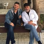 Onur Özaydın Instagram - Yıllar boyu hayalini kurmuştum onunla oynamanın. “Tek repliğim bile olsa yeter” diye düşündüm hep. Defalarca izlerdim her oyununu. Sonra aradan uzun yıllar geçti, bir gün şehir dışı bir yolculuktayken telefonum çaldı: “Onurcum merhaba, Haluk Bilginer ben” Sonrası malûm…Yaklaşık 190 kez sahnede omuz omuza olabilme şansını hayatım boyunca unutmayacağım. Sahne üstünde ve arkasında ettiğin her cümle kulağımda küpe, kalbimde anahtar olacak. Seni çok seviyorum. Sen benim en büyük hayallerimden biriydin, gerçek oldun. Nice yılların olsun, iyi ki ustam, iyi ki abimsin ♥️