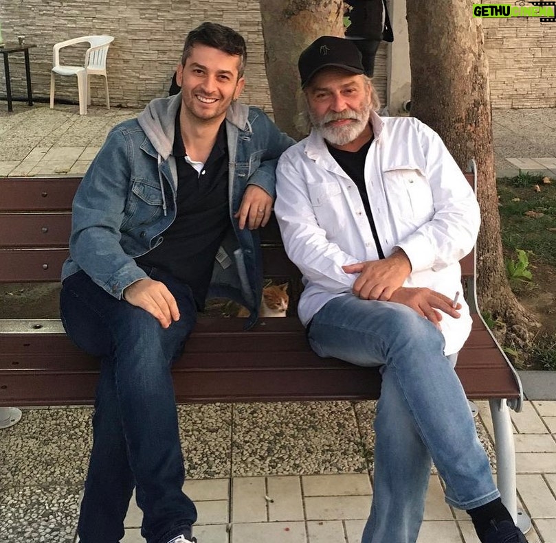 Onur Özaydın - 2.5K Likes - Yıllar boyu hayalini kurmuştum onunla oynamanın. “Tek repliğim bile olsa yeter” diye düşündüm hep. Defalarca izlerdim her oyununu. Sonra aradan uzun yıllar geçti, bir gün şehir dışı bir yolculuktayken telefonum çaldı: “Onurcum merhaba, Haluk Bilginer ben” Sonrası malûm…Yaklaşık 190 kez sahnede omuz omuza olabilme şansını hayatım boyunca unutmayacağım. Sahne üstünde ve arkasında ettiğin her cümle kulağımda küpe, kalbimde anahtar olacak. Seni çok seviyorum. Sen benim en büyük hayallerimden biriydin, gerçek oldun. Nice yılların olsun, iyi ki ustam, iyi ki abimsin ♥️