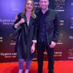 Onur Özaydın Instagram - Arkadaşlar, saat biraz geç ama şöyle güzel bir gelişme olunca paylaşmak istedim. Sıfır Telaş ile “Afife Tiyatro Ödülleri’nde” Yılın En Başarılı Erkek Oyuncusu Ödülü’ne aday gösterildim🎭 @yapikrediafifetiyatroodulleri jürisine çok teşekkür ederim. Başta yönetmenim @douakal olmak üzere tüm ekip arkadaşlarıma minnettarım. @tiyatroperest_ @kursaddivarci @onrcvz @caglarkanal @arzuturk_studio @arzuturk_sculptor @ozdemir_egemen_official Fotoğraflara bakarsanız, dünya tatlısı arkadaşlarımın da kendi kategorilerinde aday olduklarını görebilirsiniz♥️