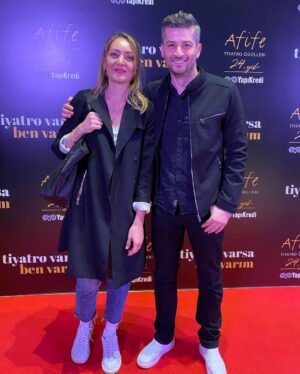 Onur Özaydın Instagram - Arkadaşlar, saat biraz geç ama şöyle güzel bir gelişme olunca paylaşmak istedim. 

Sıfır Telaş ile “Afife Tiyatro Ödülleri’nde”  Yılın En Başarılı Erkek Oyuncusu Ödülü’ne aday gösterildim🎭
@yapikrediafifetiyatroodulleri jürisine çok teşekkür ederim. Başta yönetmenim @douakal olmak üzere tüm ekip arkadaşlarıma minnettarım. @tiyatroperest_ @kursaddivarci @onrcvz @caglarkanal @arzuturk_studio @arzuturk_sculptor @ozdemir_egemen_official 

Fotoğraflara bakarsanız, dünya tatlısı arkadaşlarımın da kendi kategorilerinde aday olduklarını görebilirsiniz♥️
