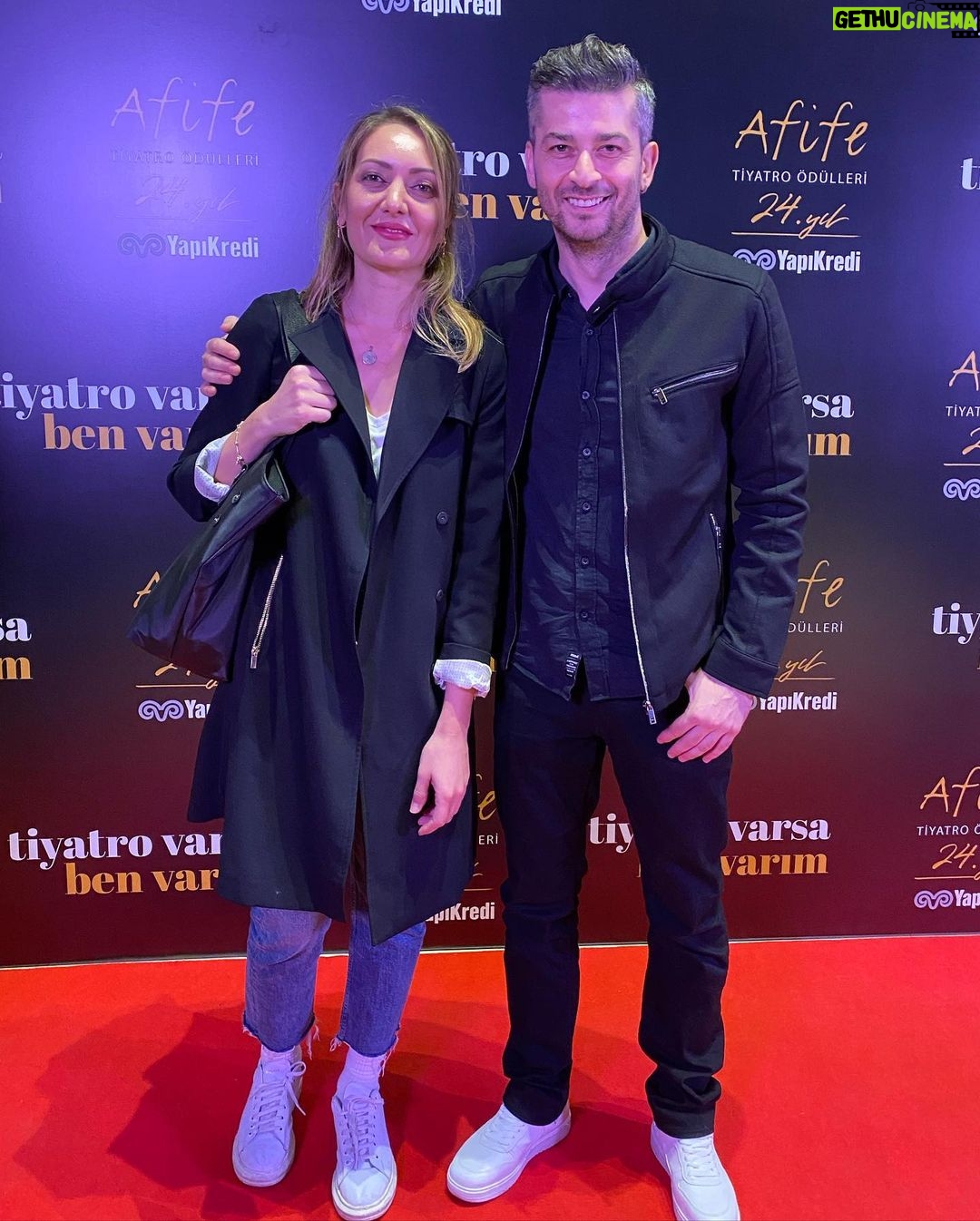 Onur Özaydın - 2.2K Likes - Arkadaşlar, saat biraz geç ama şöyle güzel bir gelişme olunca paylaşmak istedim.
Sıfır Telaş ile “Afife Tiyatro Ödülleri’nde” Yılın En Başarılı Erkek Oyuncusu Ödülü’ne aday gösterildim🎭
@yapikrediafifetiyatroodulleri jürisine çok teşekkür ederim. Başta yönetmenim @douakal olmak üzere tüm ekip arkadaşlarıma minnettarım. @tiyatroperest_ @kursaddivarci @onrcvz @caglarkanal @arzuturk_studio @arzuturk_sculptor @ozdemir_egemen_official
Fotoğraflara bakarsanız, dünya tatlısı arkadaşlarımın da kendi kategorilerinde aday olduklarını görebilirsiniz♥️