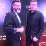 Onur Özaydın Instagram - Arkadaşlar, saat biraz geç ama şöyle güzel bir gelişme olunca paylaşmak istedim. Sıfır Telaş ile “Afife Tiyatro Ödülleri’nde” Yılın En Başarılı Erkek Oyuncusu Ödülü’ne aday gösterildim🎭 @yapikrediafifetiyatroodulleri jürisine çok teşekkür ederim. Başta yönetmenim @douakal olmak üzere tüm ekip arkadaşlarıma minnettarım. @tiyatroperest_ @kursaddivarci @onrcvz @caglarkanal @arzuturk_studio @arzuturk_sculptor @ozdemir_egemen_official Fotoğraflara bakarsanız, dünya tatlısı arkadaşlarımın da kendi kategorilerinde aday olduklarını görebilirsiniz♥️