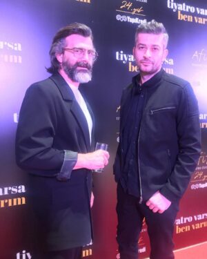 Onur Özaydın Instagram - Arkadaşlar, saat biraz geç ama şöyle güzel bir gelişme olunca paylaşmak istedim. 

Sıfır Telaş ile “Afife Tiyatro Ödülleri’nde”  Yılın En Başarılı Erkek Oyuncusu Ödülü’ne aday gösterildim🎭
@yapikrediafifetiyatroodulleri jürisine çok teşekkür ederim. Başta yönetmenim @douakal olmak üzere tüm ekip arkadaşlarıma minnettarım. @tiyatroperest_ @kursaddivarci @onrcvz @caglarkanal @arzuturk_studio @arzuturk_sculptor @ozdemir_egemen_official 

Fotoğraflara bakarsanız, dünya tatlısı arkadaşlarımın da kendi kategorilerinde aday olduklarını görebilirsiniz♥️