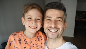 Onur Özaydın Instagram - Ona baktığımda, şu hayatta çözülemeyecek hiçbir şey yokmuş gibi geliyor. Ya da başka bir deyişle, ondan önemli hiçbir şey yokmuş gibi.