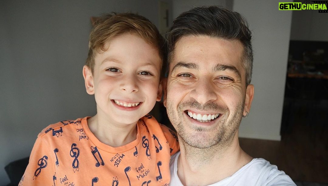 Onur Özaydın - 2.1K Likes - Ona baktığımda, şu hayatta çözülemeyecek hiçbir şey yokmuş gibi geliyor. Ya da başka bir deyişle, ondan önemli hiçbir şey yokmuş gibi.