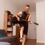 Onur Özaydın Instagram - Işık azalınca tıraş makinesiyle çekmişim gibi olmuş. Olsun, biz bizeyiz😊 Bir de; videonun sonunda çok sinirim bozuldu:) “Sonuna kadar bekleyemem” diyenler direkt son yirmi saniyeye alsın. Son bir şey; lütfen rahat bırakın sokak müzisyenlerini! Öptüm.