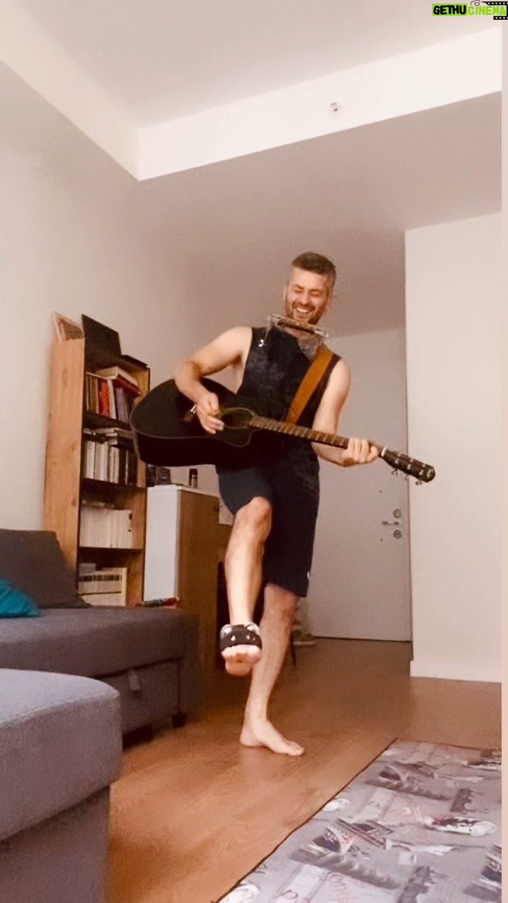 Onur Özaydın Instagram - Işık azalınca tıraş makinesiyle çekmişim gibi olmuş. Olsun, biz bizeyiz😊 Bir de; videonun sonunda çok sinirim bozuldu:) “Sonuna kadar bekleyemem” diyenler direkt son yirmi saniyeye alsın. Son bir şey; lütfen rahat bırakın sokak müzisyenlerini! Öptüm.