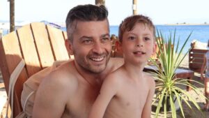 Onur Özaydın Instagram - Anaokulu yorgunluğunu beraber attık.