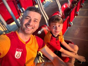 Onur Özaydın Instagram - Az önce bana dönüp dedi ki: “İyi ki varsın be Baba. Beni maça getirdin.” 
Yıllarca hayalini kurmuştum. Bir gün evladım olur da maça gidebilir miyiz acaba diye.
Halbuki benim hayalimin kahramanı kendisi. Canımın içi. “Sen de iyi ki varsın be oğlum”
