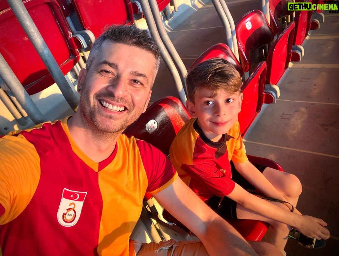 Onur Özaydın - 2.3K Likes - Az önce bana dönüp dedi ki: “İyi ki varsın be Baba. Beni maça getirdin.”
Yıllarca hayalini kurmuştum. Bir gün evladım olur da maça gidebilir miyiz acaba diye.
Halbuki benim hayalimin kahramanı kendisi. Canımın içi. “Sen de iyi ki varsın be oğlum”