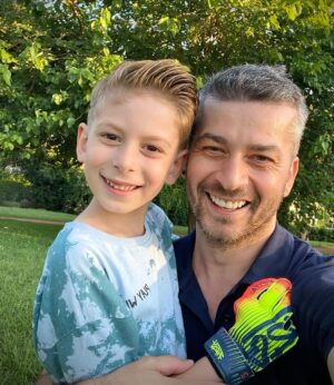 Onur Özaydın Instagram - "Hayatta ne öğrendiysem futboldan öğrendim; çünkü top hiçbir zaman beklediğim köşeden gelmedi." Albert Camus

Hayatta yiyeceği gollere hazırlıyorum oğlumu:)