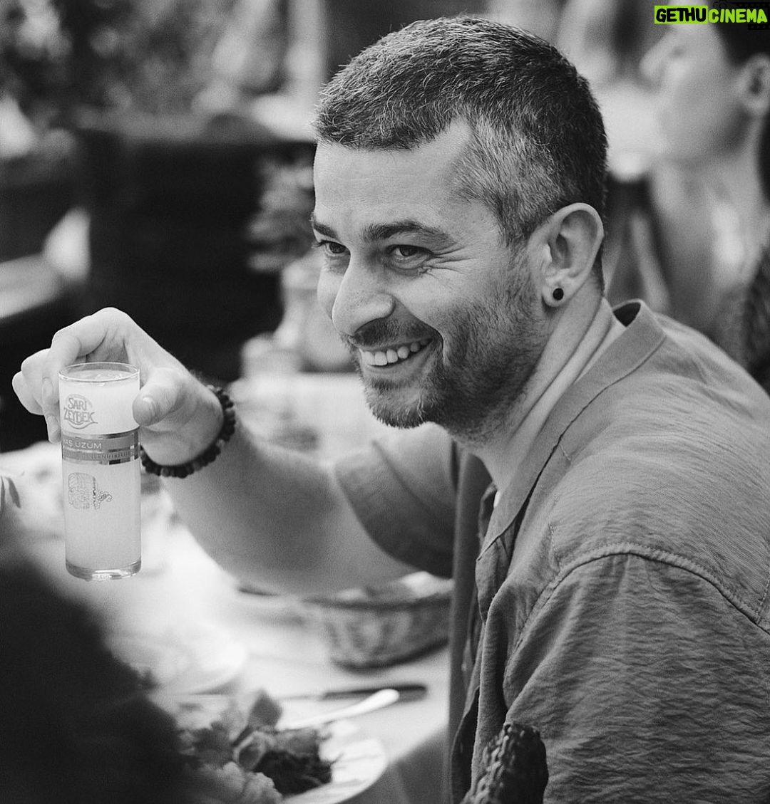 Onur Özaydın Instagram - Medvedenko: Siz neden hep karalar giyiyorsunuz ki? Maşa: Karalar giyiyorum; çünkü hayatım öyle. Mutsuzum. Medvedenko: Neden mutsuz olasınız ki, aklım ermiyor. Sağlığınız yerinde, babanız çok zengin olmasa da, durumu hiç fena değil. Bir de benim halime baksanıza: Ayda topu topu 23 ruble geçiyor elime, emeklilik kesintisi de cabası. Yine de karalar bağladığım yok. Maşa: Paranın ne önemi var ki? Fakir insanlar da mutlu olabilir.