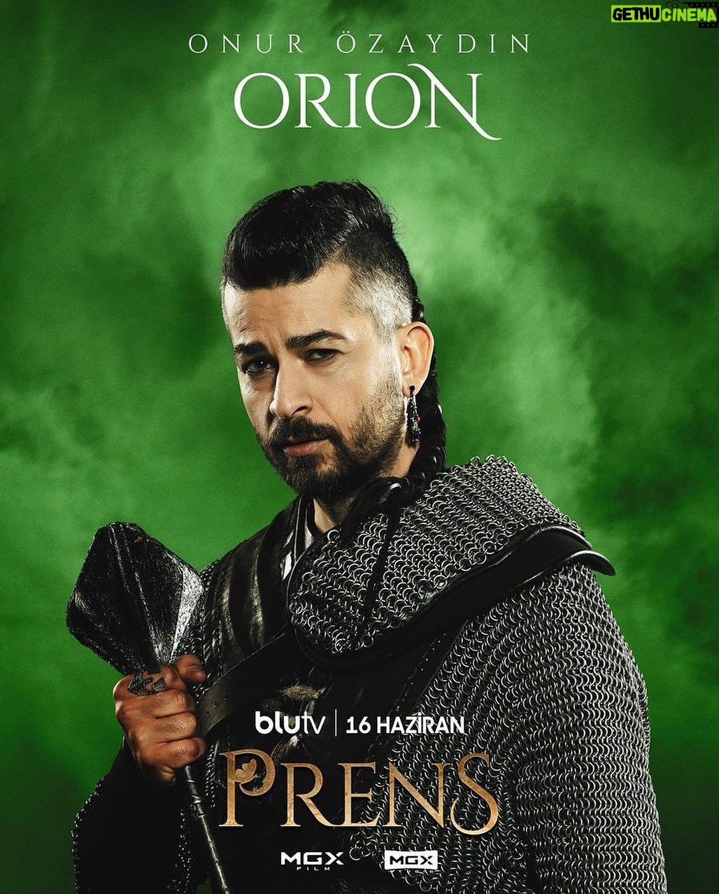 Onur Özaydın Instagram - “Orion, hayvancılıkla uğraşan bir ailenin çocuğudur. Bir gün, ailesini katledilmiş şekilde bulmuştur. Tam o sırada Thun tarafından fark edilip, ordusuna katılmıştır. Kaybetmemek için elinden gelen her şeyi yapacaktır.” #Prens 16 Haziran’da @blutv ‘de! @prensdizi @mgx.film