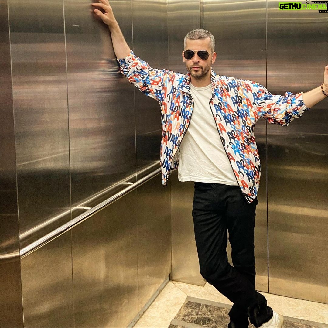 Onur Özaydın Instagram - Bu ay “Hele Hele” dergisinde ben de varım.