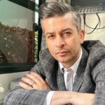 Onur Özaydın Instagram - HAFTANIN MANŞETLERİ! 1- Yargı’nın setinden merhaba. Yarın 20.00’de @kanald ‘de yeni bölüm var. Ama ne bölüm! 🎥 🔥 2- Bu akşam da @oyunatolyesi ‘nde “Acındırma Propaganda Birimi” var. Ama ne oyun! 🎭 3- Dün de yeni şarkım “Müptela” çıktı! Ama ne şarkı!🎵 :) 4- Salı günü de @oyunatolyesi ‘nde “Sıfır Telaş” var. Ama ne oyun. 🎭 :)