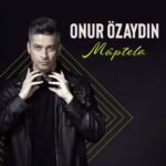Onur Özaydın Instagram - Yeni şarkım “Müptela” bugün itibariyle yayında! 🎶 Umarım keyifle dinlersiniz♥️ Söz-Müzik: Onur Özaydın Düzenleme ve Prodüksiyon: @serdaroztop Fotoğraf: @ozayozguler Kapak tasarım: @signorinanihan