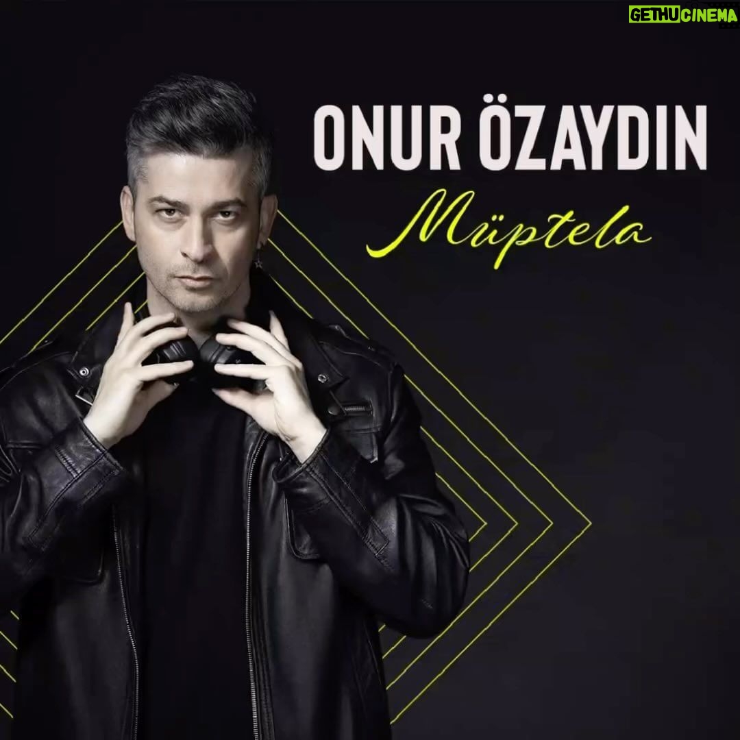 Onur Özaydın Instagram - Yeni şarkım “Müptela” bugün itibariyle yayında! 🎶 Umarım keyifle dinlersiniz♥️ Söz-Müzik: Onur Özaydın Düzenleme ve Prodüksiyon: @serdaroztop Fotoğraf: @ozayozguler Kapak tasarım: @signorinanihan