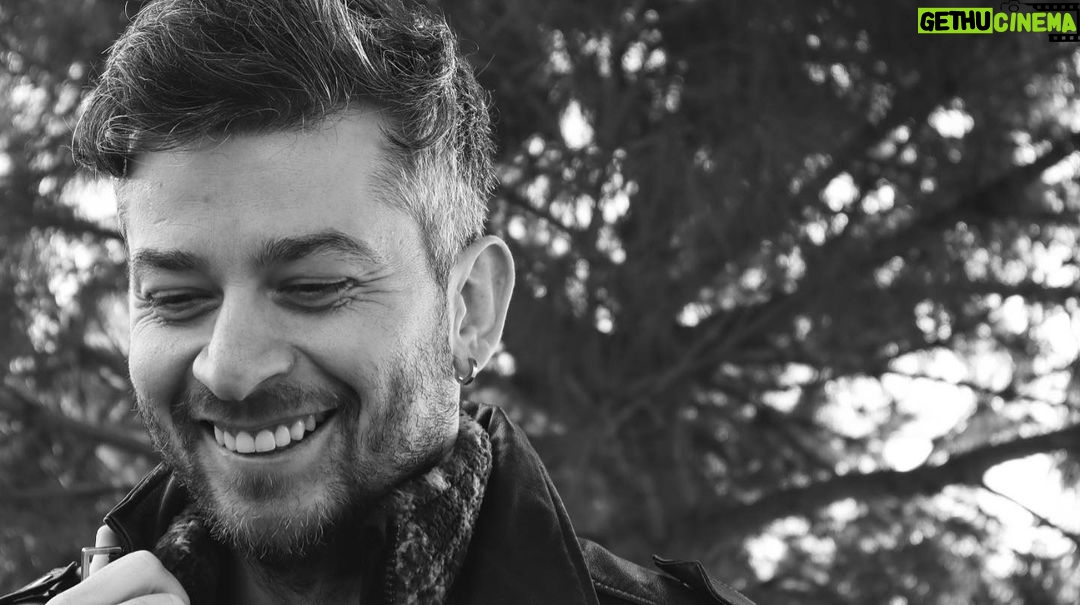 Onur Özaydın Instagram - Ağlanılan anlar paylaşılmıyor genelde. Yoksa kim kaybetmiş de devamlı gülüşleri, biz bulalım.