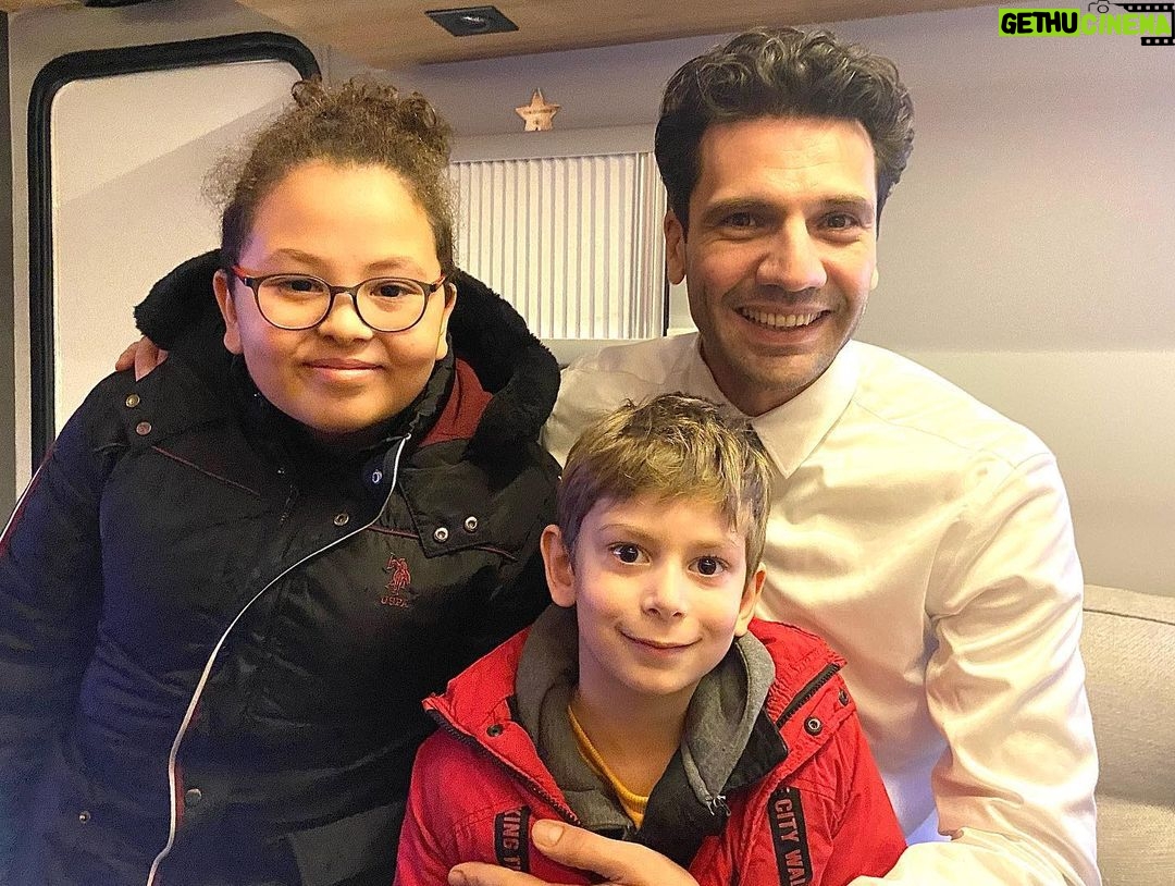 Onur Özaydın - 5.9K Likes - Bu dizinin başarısı tesadüf değil arkadaşlar. Usta çırak ilişkisini şiar edinen bir proje bu. Özellikle bugün setimizde ağır misafirlerimiz, çok usta isimler vardı. Duayen oyuncular Uzay Özaydın ve Umur Ata Özaydın’a teşrifleri için çok teşekkür ederiz. Son fotoğrafa ayrıca dikkat etmenizi isterim. Sadece kamera önünde değil, arkasında da ne kadar yetkin olduklarını rahatlıkla anlayabiliyoruz. Onlardan öğreneceğimiz daha çok şey var.
