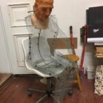 Onur Özaydın Instagram - Biraz tuhaf bir fotoğraf olduğunu farkındayım ama Mithat Dedenin sahnelerdeki yerini almadan önceki sürecini görün istedim🎭 Heykeltraş @arzuturk_sculptor ve makyör @ozdemir_egemen_official ‘ın oldukça titiz çalışmaları sayesinde ortaya mükemmel bir iş çıktı. Mithat Dede’nin avuç içlerinden, burnundaki kıla kadar her detay için verdikleri emekten dolayı tekrar teşekkür ediyorum. Sıfır Telaş’ı oynamaya başlayalı bu ay tam üç yıl oldu. Pandemi vs derken yolculukta bazı molalar olsa da omuz omuza devam ettik hep. Birkaç yıl daha ederiz gibi sanki? 😊🙏 Hepinizi öpüyorum ♥️ Sıfır Telaş 31 Ocak Salı 20.30 @hannsahne 14 Şubat Salı 20.30 @oyunatolyesi
