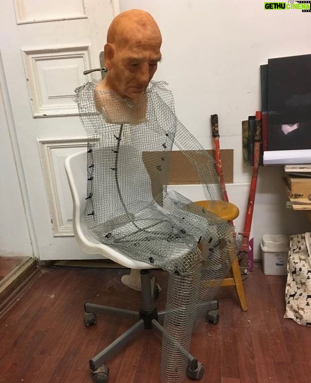 Onur Özaydın Instagram - Biraz tuhaf bir fotoğraf olduğunu farkındayım ama Mithat Dedenin sahnelerdeki yerini almadan önceki sürecini görün istedim🎭 Heykeltraş @arzuturk_sculptor ve makyör @ozdemir_egemen_official ‘ın oldukça titiz çalışmaları sayesinde ortaya mükemmel bir iş çıktı. Mithat Dede’nin avuç içlerinden, burnundaki kıla kadar her detay için verdikleri emekten dolayı tekrar teşekkür ediyorum. Sıfır Telaş’ı oynamaya başlayalı bu ay tam üç yıl oldu. Pandemi vs derken yolculukta bazı molalar olsa da omuz omuza devam ettik hep. Birkaç yıl daha ederiz gibi sanki? 😊🙏 Hepinizi öpüyorum ♥️ Sıfır Telaş 31 Ocak Salı 20.30 @hannsahne 14 Şubat Salı 20.30 @oyunatolyesi