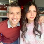 Onur Özaydın Instagram - 50 bölümü ardımızda bırakırken şu fotoğrafı da şuraya iliştiriyorum♥️ Canım kızım:) @yargidizi