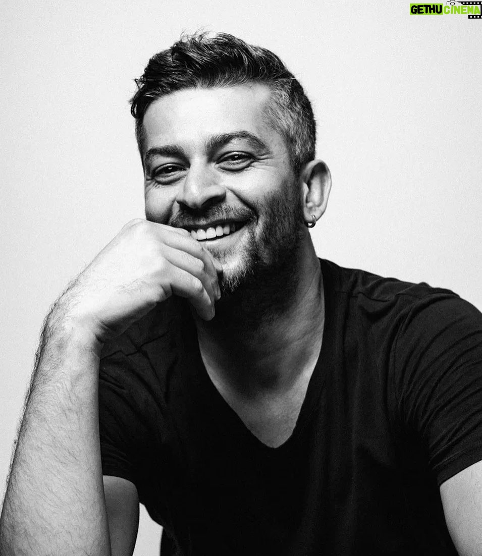 Onur Özaydın - 1.2K Likes - Ne yazsam diye düşündüm. Sonra dedim ki; gülmenin açıklaması mı olur ya!:) 🤟
📸 @amuratarik