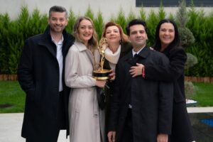 Onur Özaydın Instagram - Sen de mutlu ol Emmy? 🎥

Gurur duyuyorum bir parçası olmaktan. Herkese minnetle.🙏

@iemmys @yargidizi @ayyapim #yargı #iemmys

📸 @ozkntekn