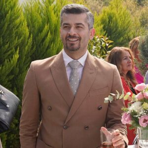 Onur Özaydın Instagram - Bugün “Yargı” üçüncü sezonuna başlıyor. Gururluyuz. Emek veren herkese sarılıyorum. İyi seyirler 😊🎈
@yargidizi @ayyapim @kanald @art11management
#yargı
