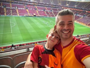 Onur Özaydın Instagram - Az önce bana dönüp dedi ki: “İyi ki varsın be Baba. Beni maça getirdin.” 
Yıllarca hayalini kurmuştum. Bir gün evladım olur da maça gidebilir miyiz acaba diye.
Halbuki benim hayalimin kahramanı kendisi. Canımın içi. “Sen de iyi ki varsın be oğlum”