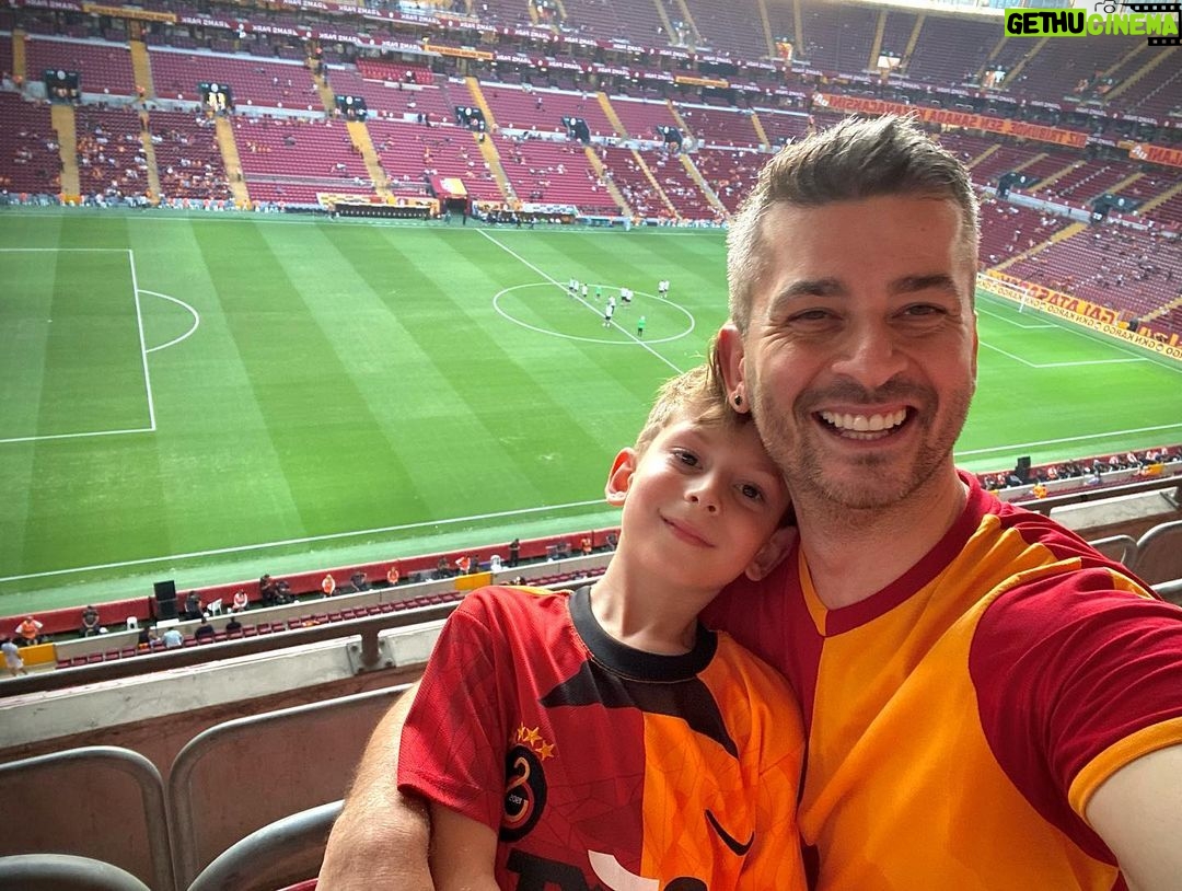 Onur Özaydın - 2.3K Likes - Az önce bana dönüp dedi ki: “İyi ki varsın be Baba. Beni maça getirdin.”
Yıllarca hayalini kurmuştum. Bir gün evladım olur da maça gidebilir miyiz acaba diye.
Halbuki benim hayalimin kahramanı kendisi. Canımın içi. “Sen de iyi ki varsın be oğlum”