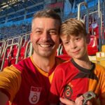 Onur Özaydın Instagram - Az önce bana dönüp dedi ki: “İyi ki varsın be Baba. Beni maça getirdin.” Yıllarca hayalini kurmuştum. Bir gün evladım olur da maça gidebilir miyiz acaba diye. Halbuki benim hayalimin kahramanı kendisi. Canımın içi. “Sen de iyi ki varsın be oğlum” RAMS Park