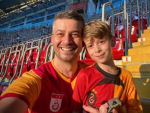 Onur Özaydın Instagram - Az önce bana dönüp dedi ki: “İyi ki varsın be Baba. Beni maça getirdin.” 
Yıllarca hayalini kurmuştum. Bir gün evladım olur da maça gidebilir miyiz acaba diye.
Halbuki benim hayalimin kahramanı kendisi. Canımın içi. “Sen de iyi ki varsın be oğlum”