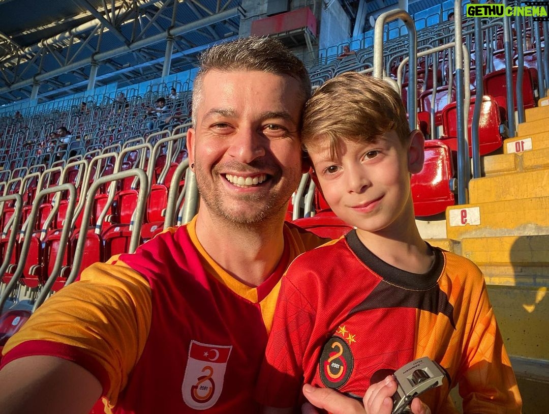 Onur Özaydın - 2.3K Likes - Az önce bana dönüp dedi ki: “İyi ki varsın be Baba. Beni maça getirdin.”
Yıllarca hayalini kurmuştum. Bir gün evladım olur da maça gidebilir miyiz acaba diye.
Halbuki benim hayalimin kahramanı kendisi. Canımın içi. “Sen de iyi ki varsın be oğlum”