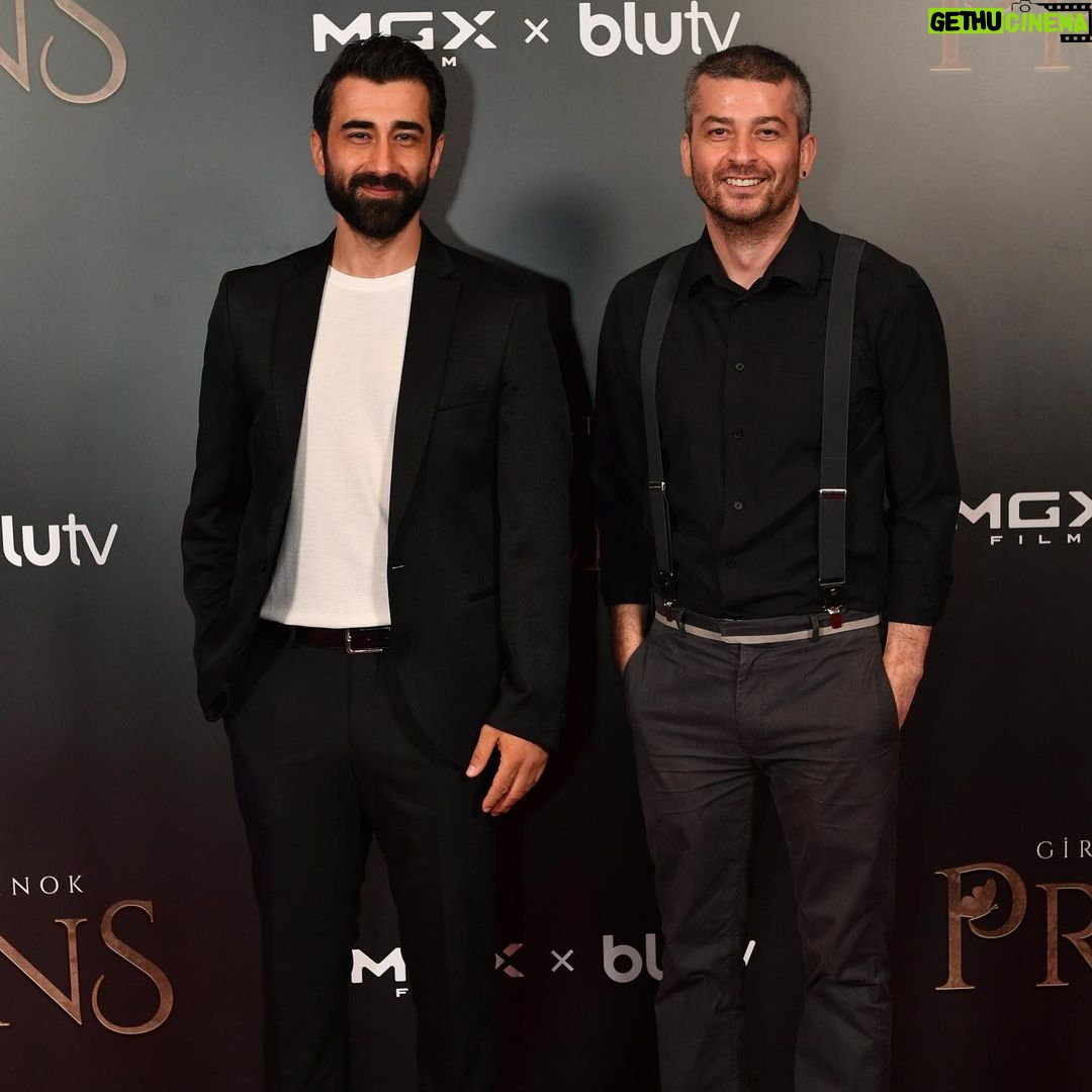 Onur Özaydın Instagram - Dün akşam dizimiz Prens’in ilk bölümünü izledik. Siz de 16 Haziran’dan itibaren @blutv ‘de izleyebileceksiniz🎈 Şu kadarını söyleyeyim; ya da vazgeçtim. Siz de izleyin de öyle konuşalım:) Herkese teşekkür ederim. mgx @prensdizi #prens