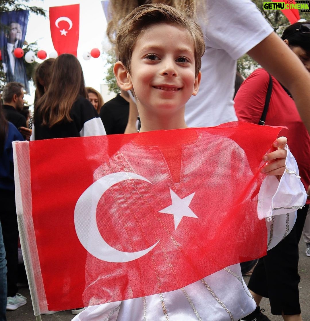 Onur Özaydın - 1.3K Likes - Nesilden nesile,
“Yaşasın Cumhuriyet.”